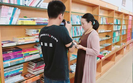 容華裝飾亢麗
