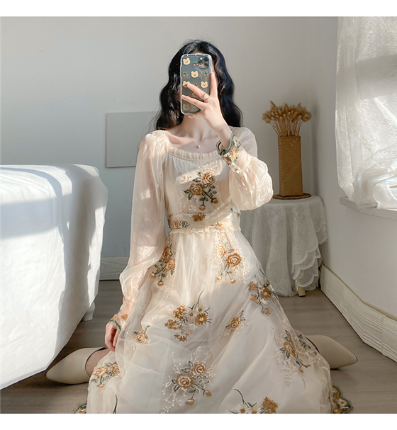 网纱刺绣连衣裙，传统与现代工艺的结合