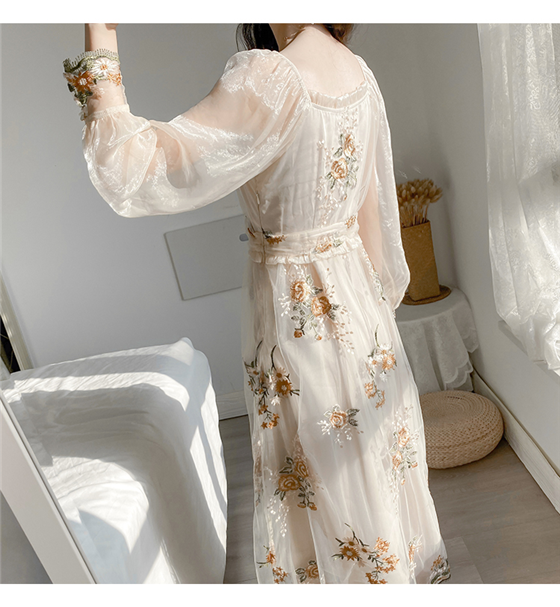 网纱刺绣连衣裙，传统与现代工艺的结合
